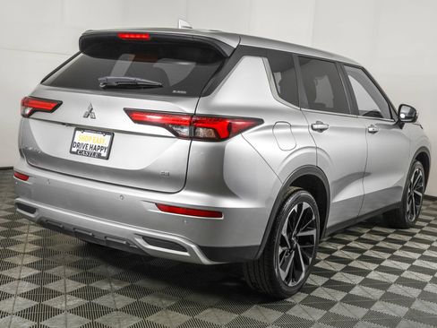 Used 2024 Mitsubishi Outlander AWD image 12