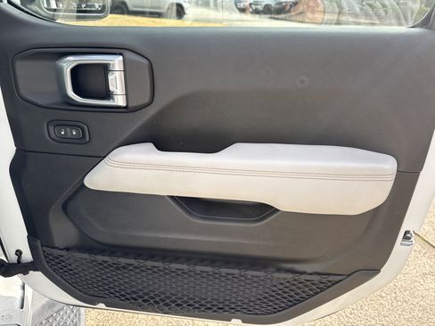 Used 2021 Jeep Gladiator Overland image 16