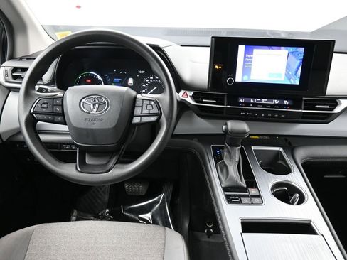 Certified 2025 Toyota Sienna LE image 19
