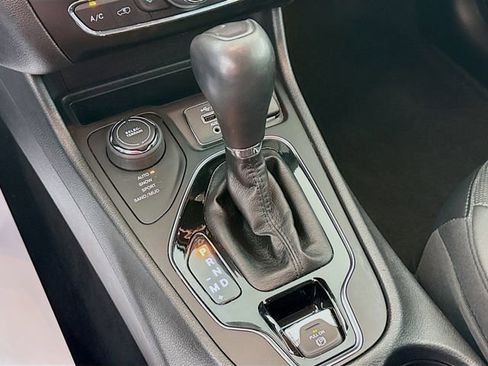 Used 2020 Jeep Cherokee Limited AWD/4WD image 18