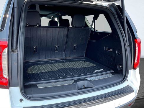 Used 2023 GMC Yukon XL AT4 w/ Technology Package AWD/4WD image 5