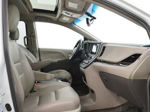 Used 2017 Toyota Sienna XLE Premium AWD/4WD image 11