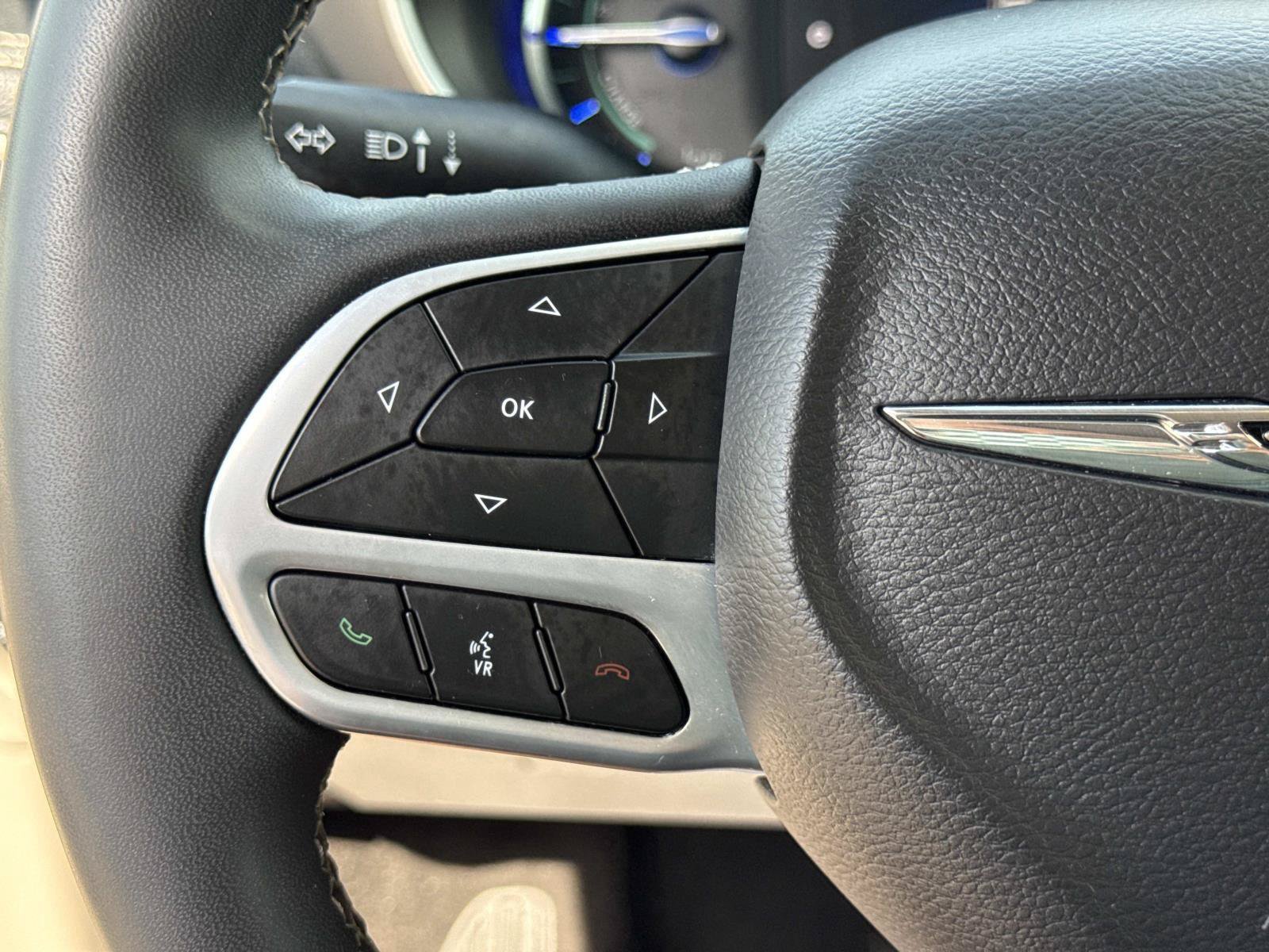 Certified 2024 Chrysler Pacifica Limited FWD image 21