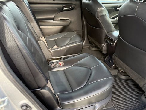 Used 2021 Toyota Highlander XLE image 13