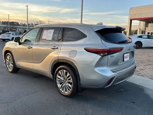 Used 2024 Toyota Highlander Platinum image 3