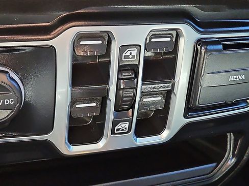 Used 2024 Jeep Gladiator Sport AWD/4WD image 16