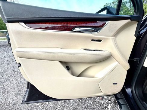 Used 2018 Cadillac XT5 Luxury w/ Driver Awareness Package FWD image 16