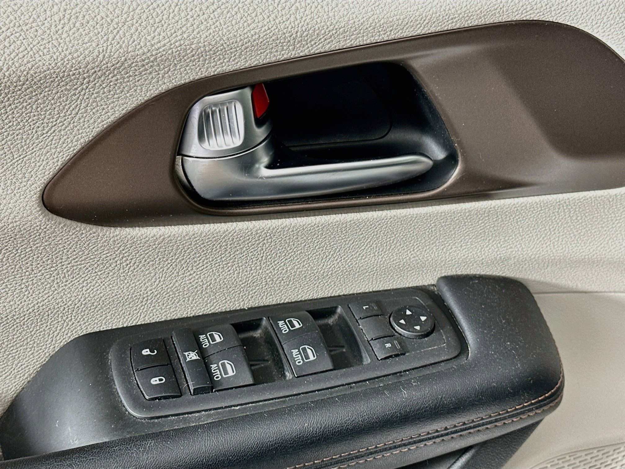 Used 2019 Chrysler Pacifica Touring-L Plus w/ Advanced Safetytec Group FWD image 15