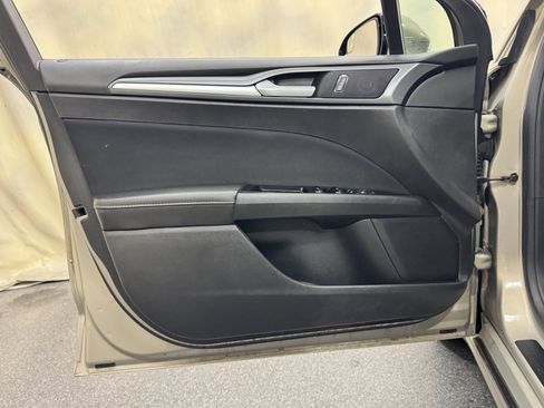 Used 2015 Ford Fusion SE image 12