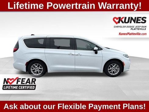 Used 2023 Chrysler Pacifica Touring-L FWD image 3