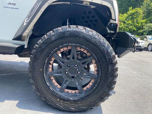 Used 2013 Jeep Wrangler Unlimited Sahara image 23