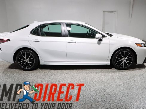 Used 2024 Toyota Camry SE FWD image 6