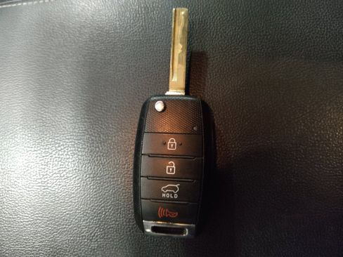 Used 2020 Kia Sorento LX FWD image 32