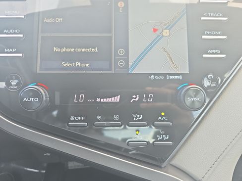 Used 2020 Toyota Camry XLE w/ Sunroof Package FWD image 18