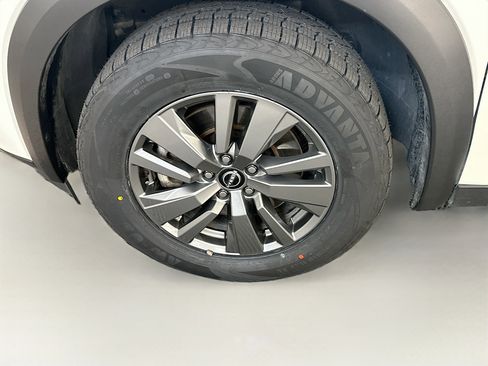 Used 2025 Nissan Pathfinder SV image 11