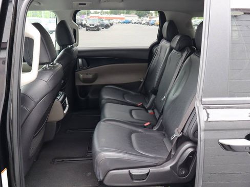 Used 2025 Kia Carnival FWD image 5