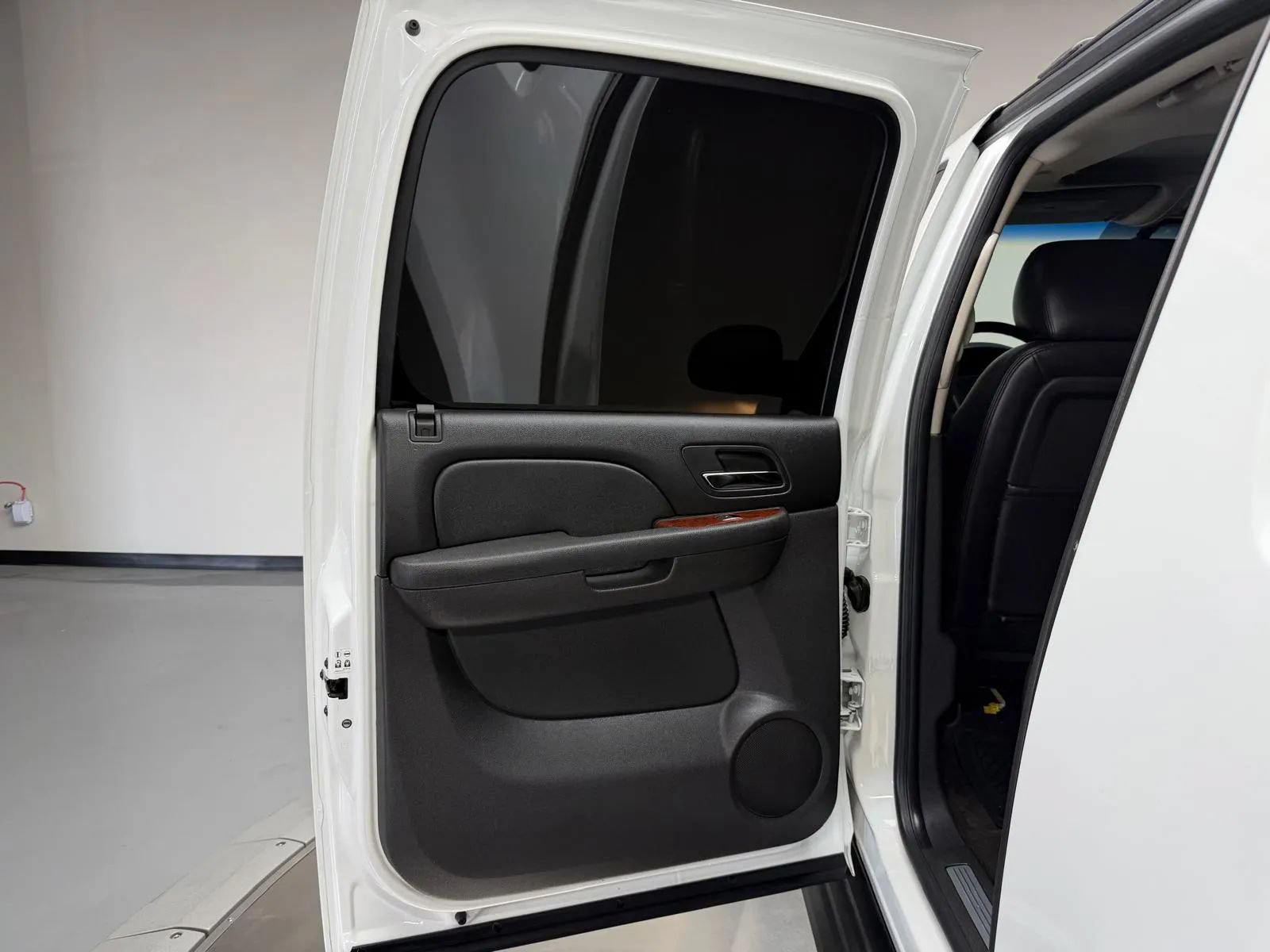 Used 2011 Chevrolet Avalanche LTZ RWD image 13