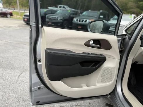 Used 2017 Chrysler Pacifica Touring-L Plus FWD image 12