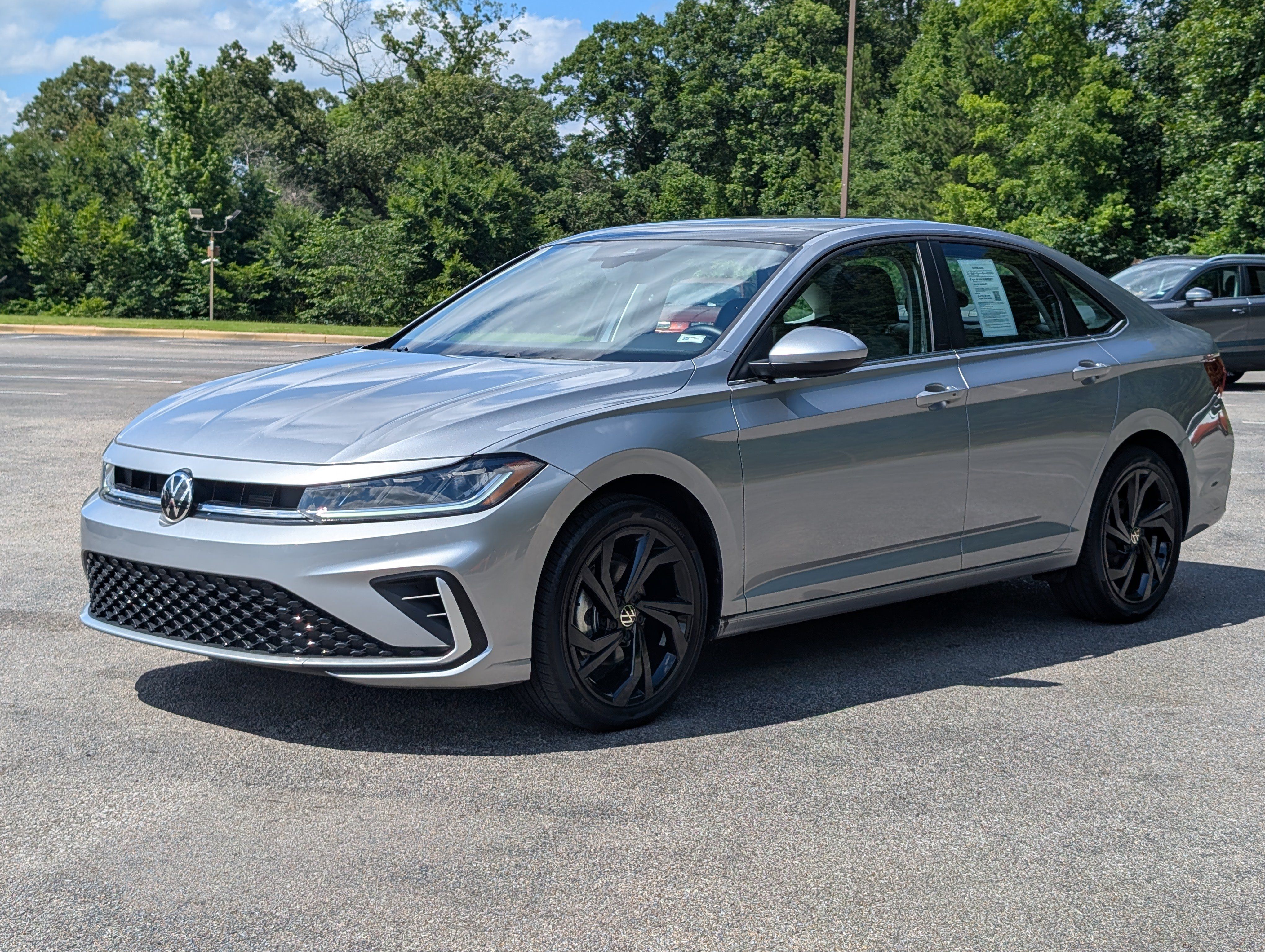 Used 2025 Volkswagen Jetta SE w/ Sunroof Package FWD image 5