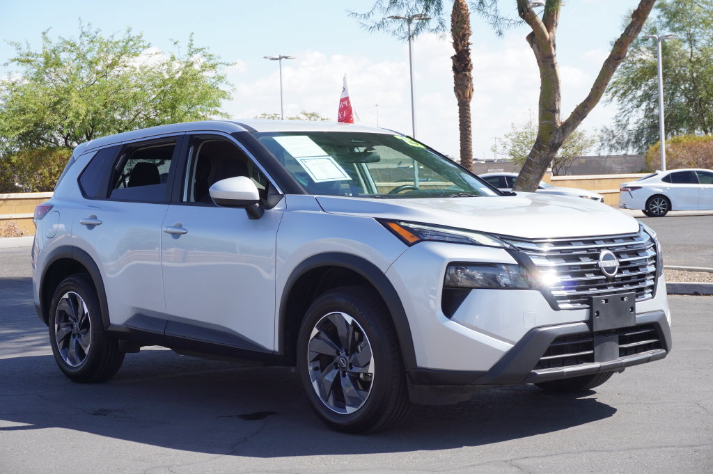 Certified 2025 Nissan Rogue SV FWD image 4