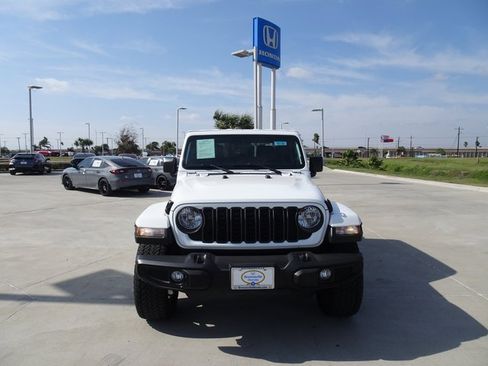 Used 2024 Jeep Gladiator Sport image 2