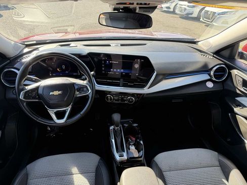 Used 2025 Chevrolet Trax LT w/ LT Convenience Package FWD image 11