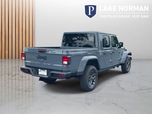 New 2025 Jeep Gladiator Sport image 9