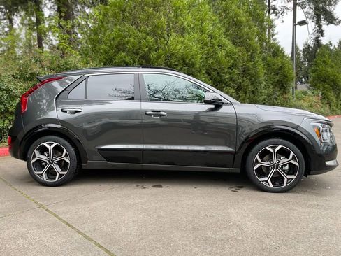 Used 2025 Kia Niro EX Touring image 3
