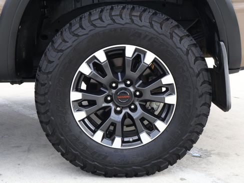 Used 2021 Nissan Titan PRO-4X w/ Pro-4x Convenience Package image 9