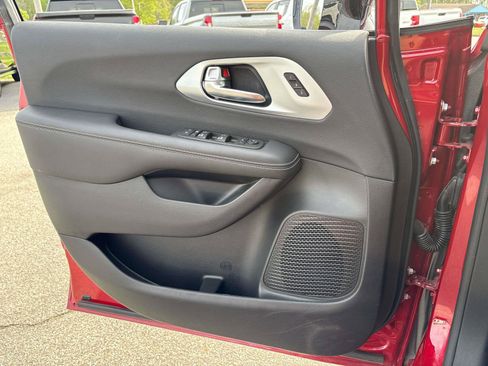 Used 2026 Chrysler Pacifica Limited FWD image 17