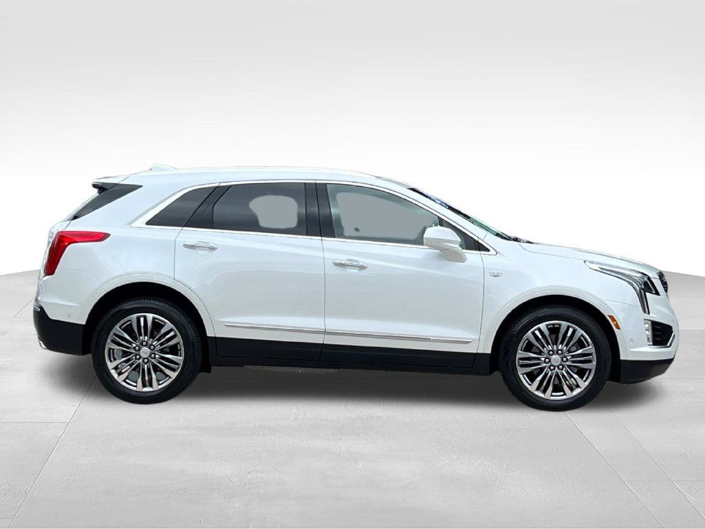 Used 2017 Cadillac XT5 Premium Luxury w/ Driver Assist Package FWD image 4