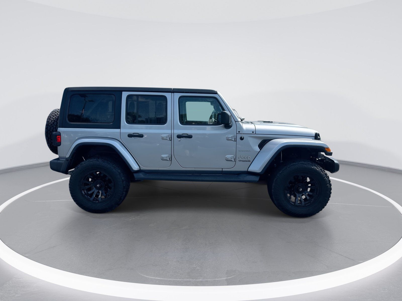 Used 2018 Jeep Wrangler Unlimited Sahara AWD/4WD image 10