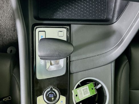 Used 2025 Genesis G70 2.5T image 25