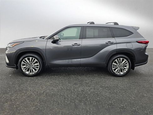 Used 2023 Toyota Highlander Platinum image 2