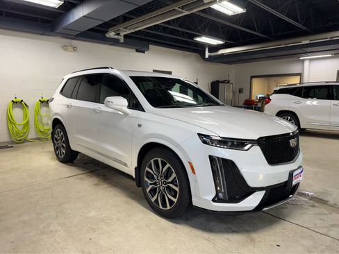 Used 2021 Cadillac XT6 Sport w/ Platinum Package image 3