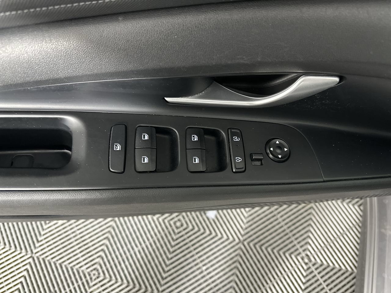 Used 2024 Hyundai Elantra Limited FWD image 2