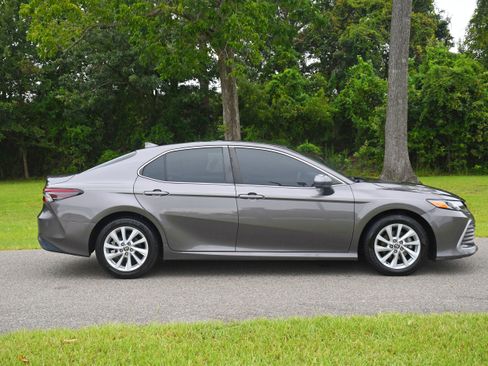 Used 2023 Toyota Camry LE image 5