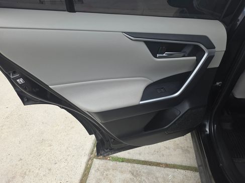 Used 2021 Toyota RAV4 XLE Premium FWD image 28