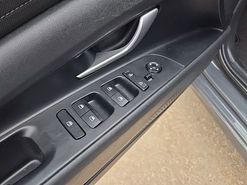 Used 2025 Hyundai Elantra SE FWD image 29