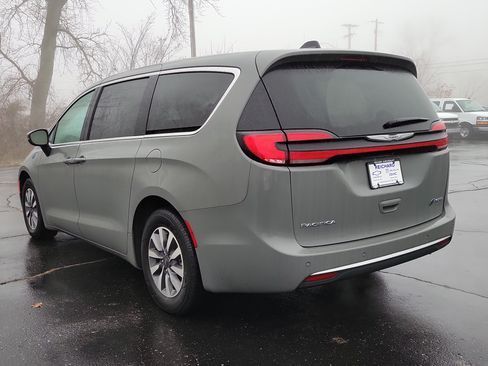 Used 2023 Chrysler Pacifica Touring-L FWD image 3