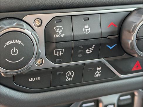 Used 2025 Jeep Gladiator Rubicon w/ Convenience Group AWD/4WD image 12
