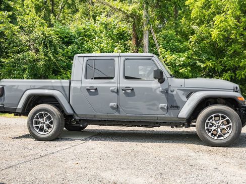 New 2025 Jeep Gladiator Sport image 3