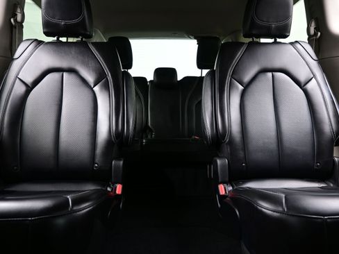 Used 2024 Chrysler Pacifica Touring-L FWD image 15