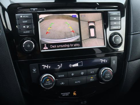 Used 2020 Nissan Rogue SV w/ Premium Package image 26