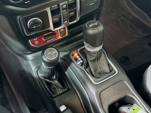 Used 2024 Jeep Wrangler Unlimited AWD/4WD image 24