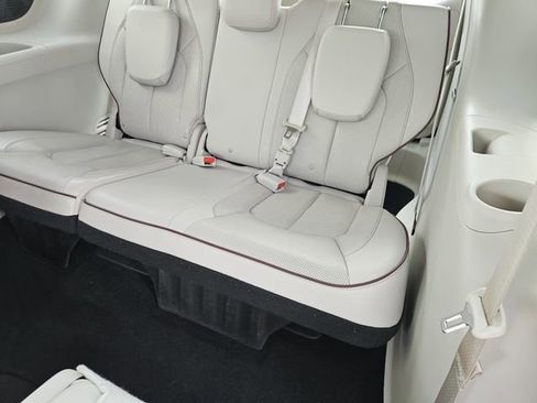 Used 2020 Chrysler Pacifica Limited image 31