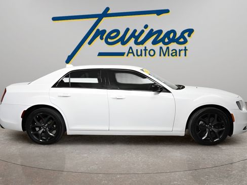 Used 2023 Chrysler 300 Touring w/ Sport Appearance Package image 4