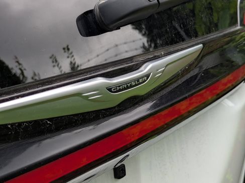 Used 2023 Chrysler Pacifica Touring-L FWD image 4