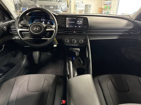 Certified 2025 Hyundai Elantra SE FWD image 10