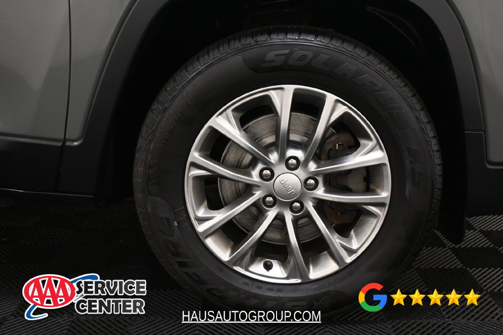 Used 2019 Jeep Cherokee Latitude Plus w/ Cold Weather Group AWD/4WD image 33